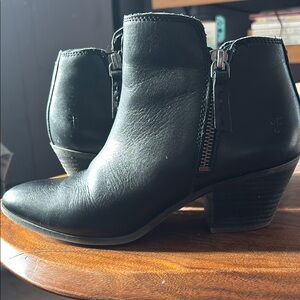 Black Ankle Boots with Chunky Heel and Side Zipper